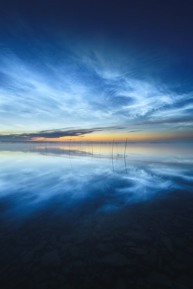Отражение предрассветных серебристых облаков