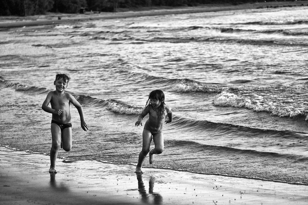 дети на берегу