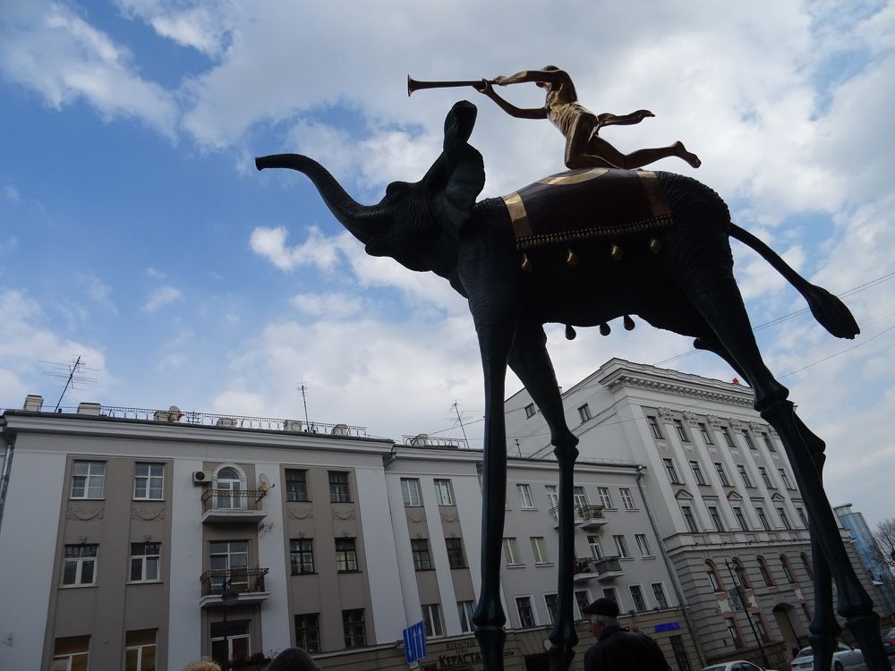 Триумфальный слон Дали в Минске.