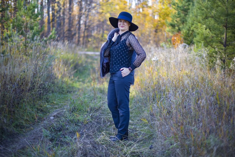 Девушка в осеннем лесу