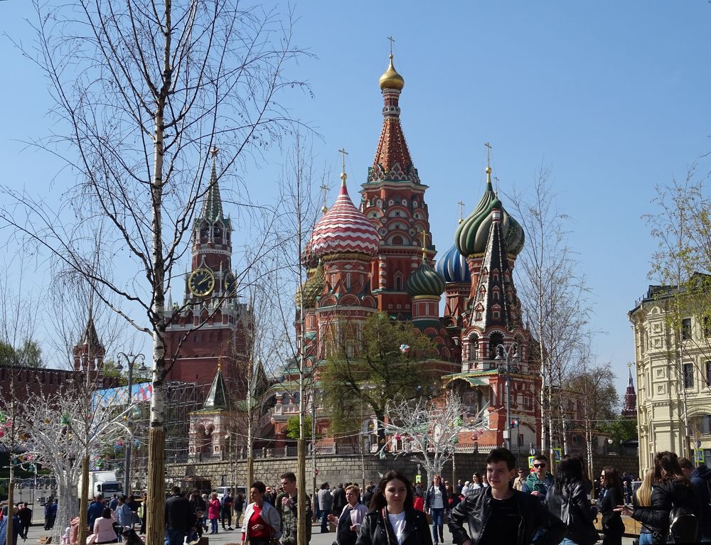 Москва. Вид на Красную  площадь с улицы Варварки.