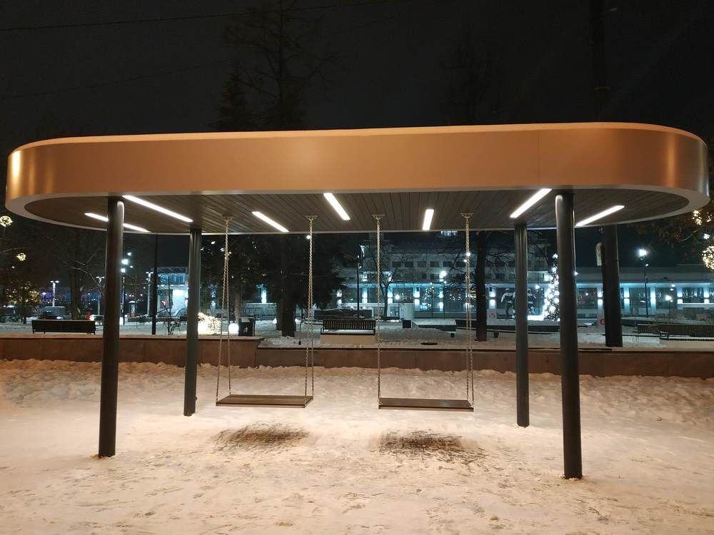 Качели на площади Маркина