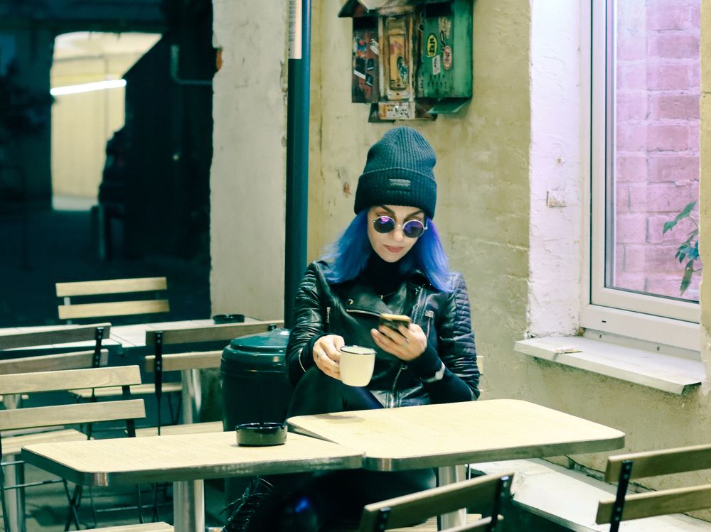 Девушка с синими волосами