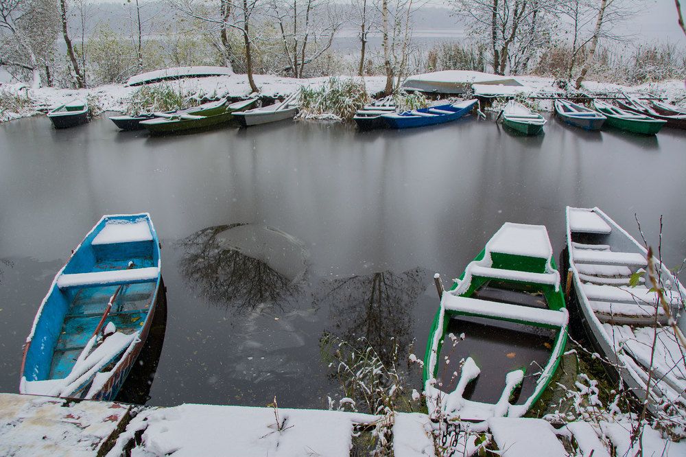 Лодки.Первый снег.