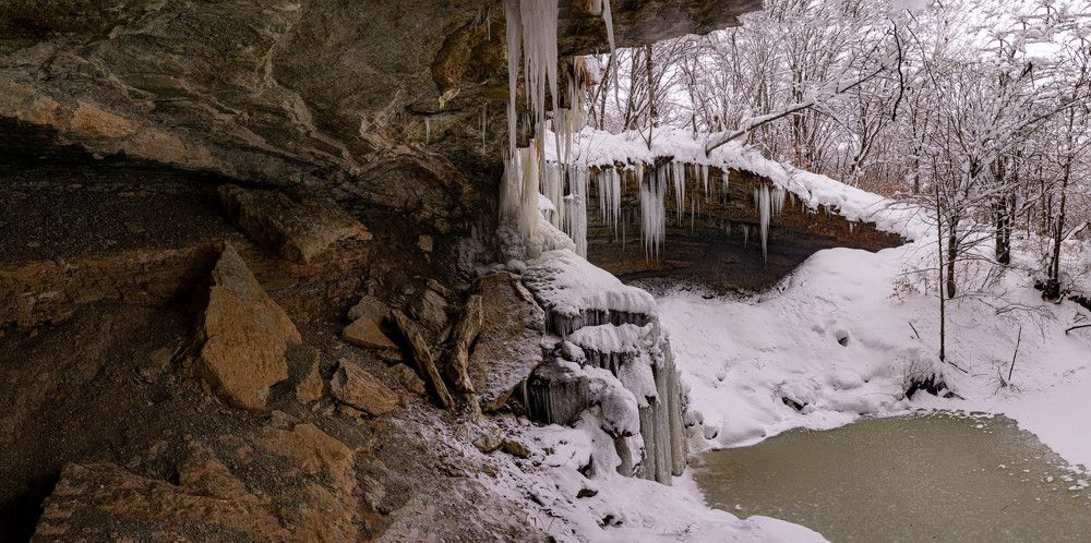 Укрывшись за водопадом. Hiding behind a waterfall.