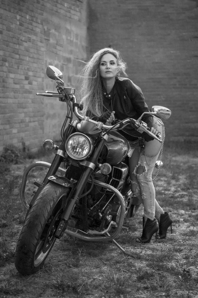 Девушка на байке