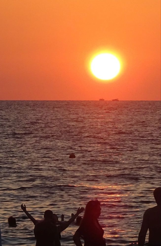 Пусть всегда будет солнце.