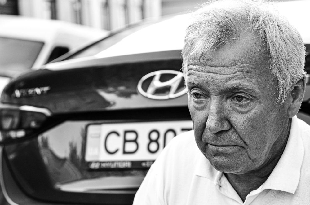 Какой взгляд! Зато машина красивая!