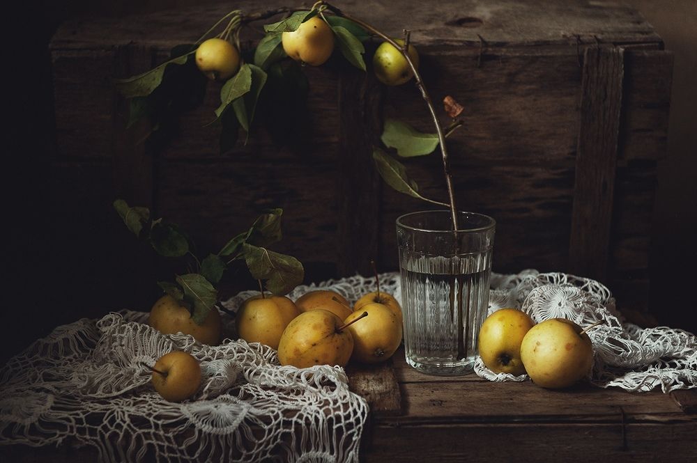 Натюрморт с яблоками