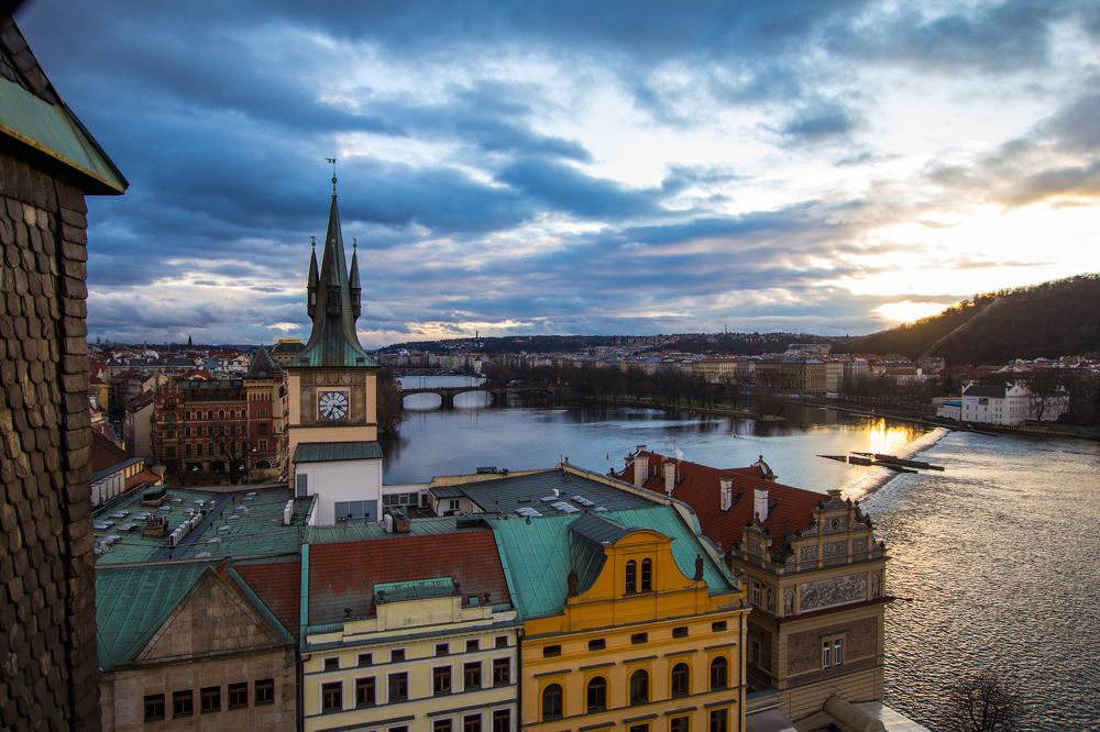 Вечерний вид на  старый город Праги со смотровой площадки.