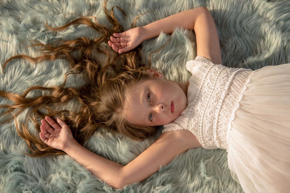 Прячась от закатного солнца