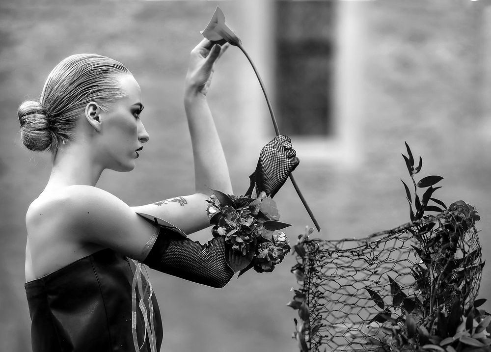 Девушка с цветком.