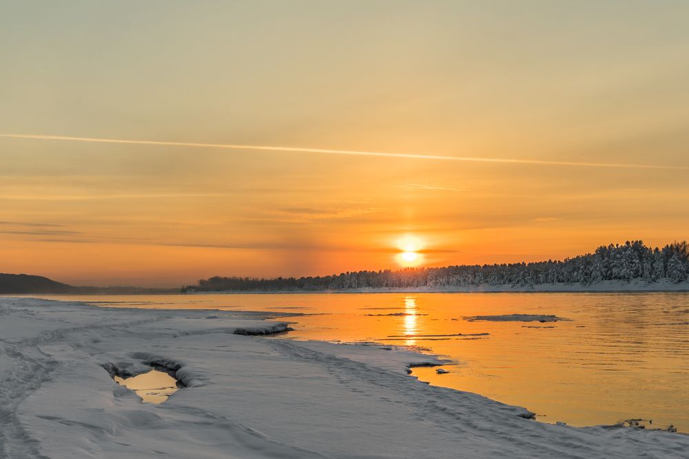 Winter sunset on the Yenisei