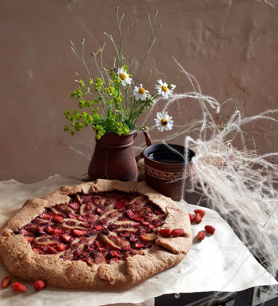 Gallet with strawberries