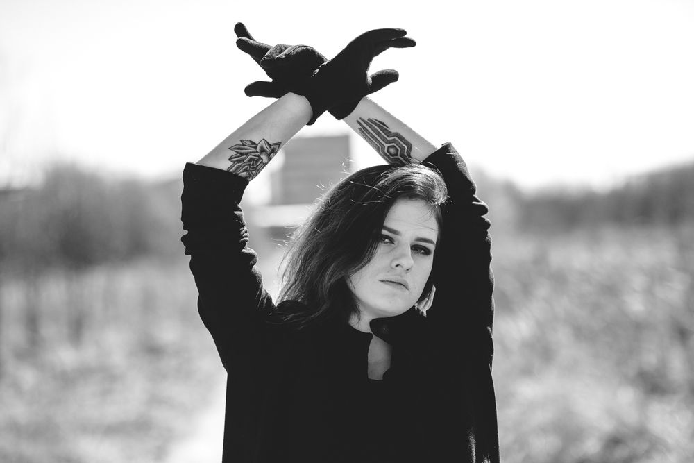 Выпуская черных птиц