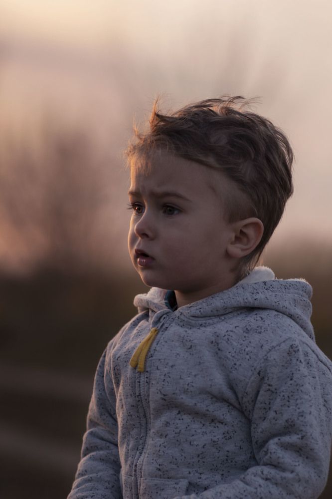 Грустный мальчик