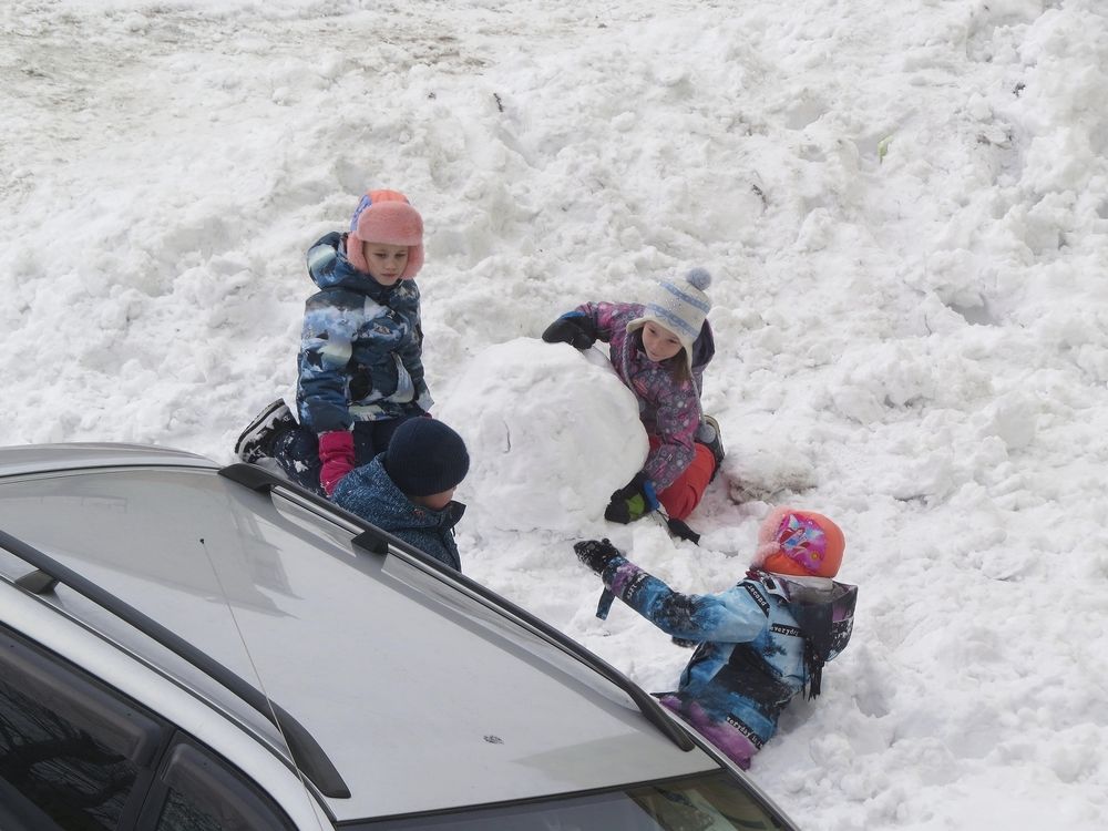 Дети и снежный ком