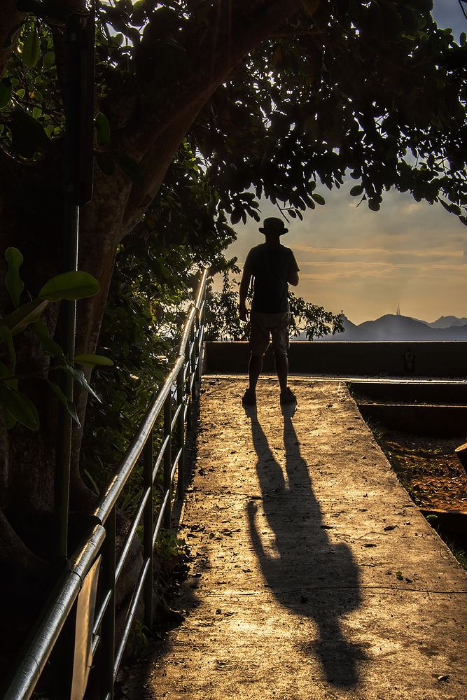 À Sombra de Um Homem