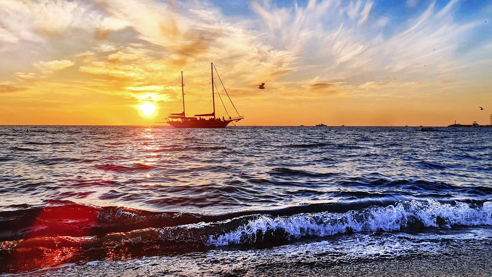 Солнечные лучи над Осенним морем