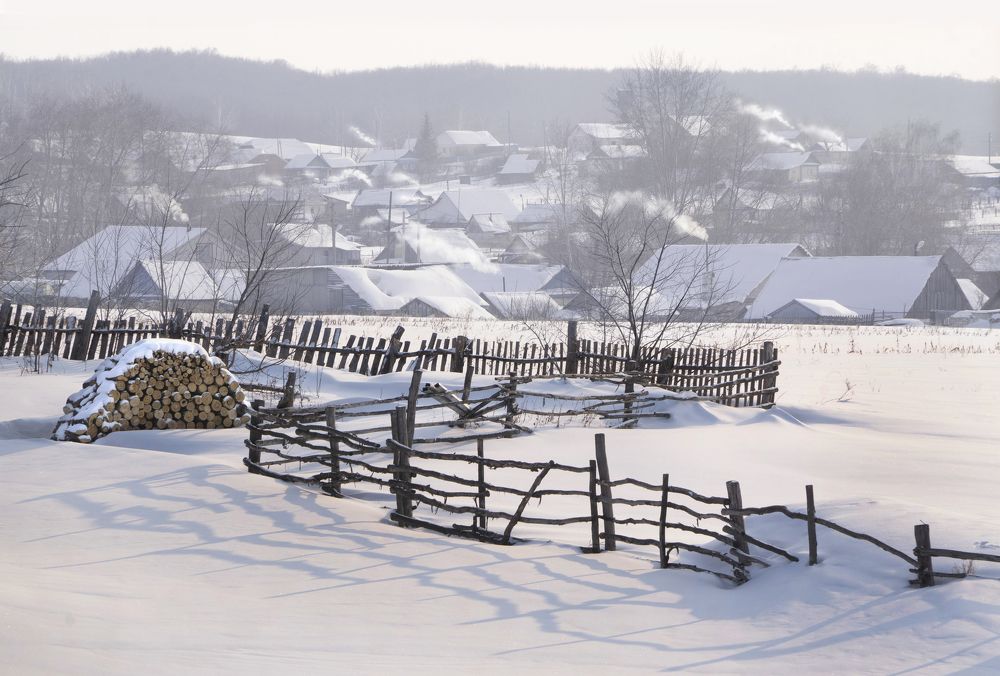 За околицей.