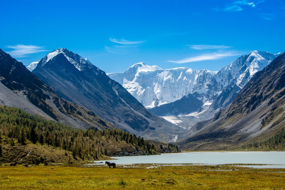 Гора Белуха и Аккемское озеро. Горный Алтай