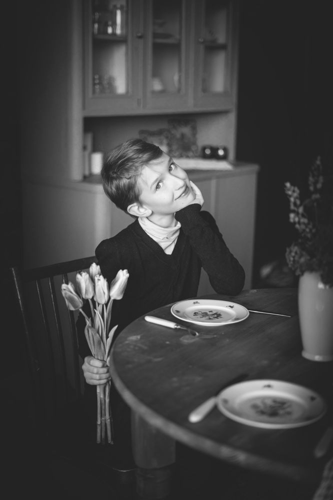 Михаил с цветами