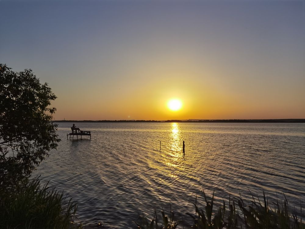 Одинокий рыбак на закате.