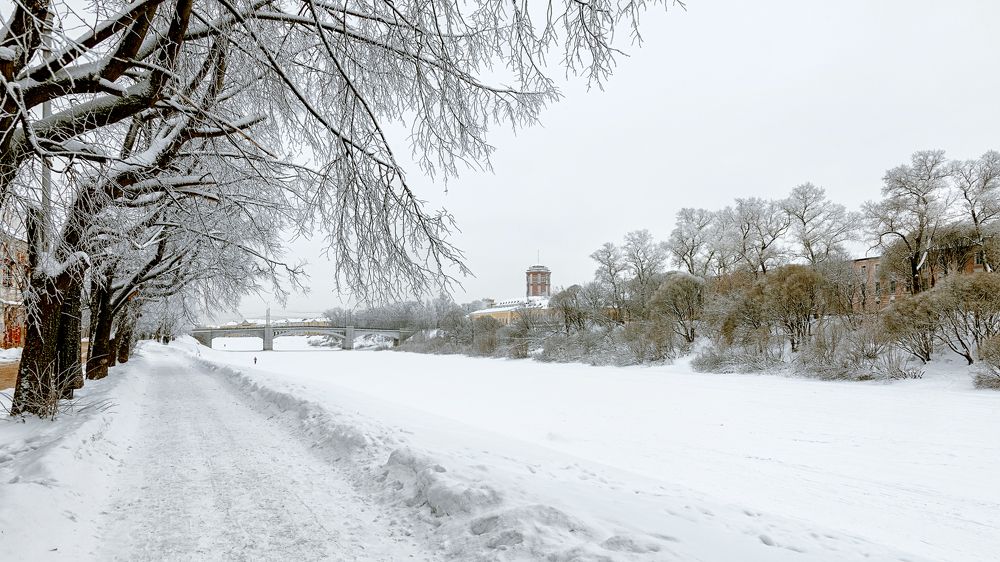 На Набережной 6-ой Армии...