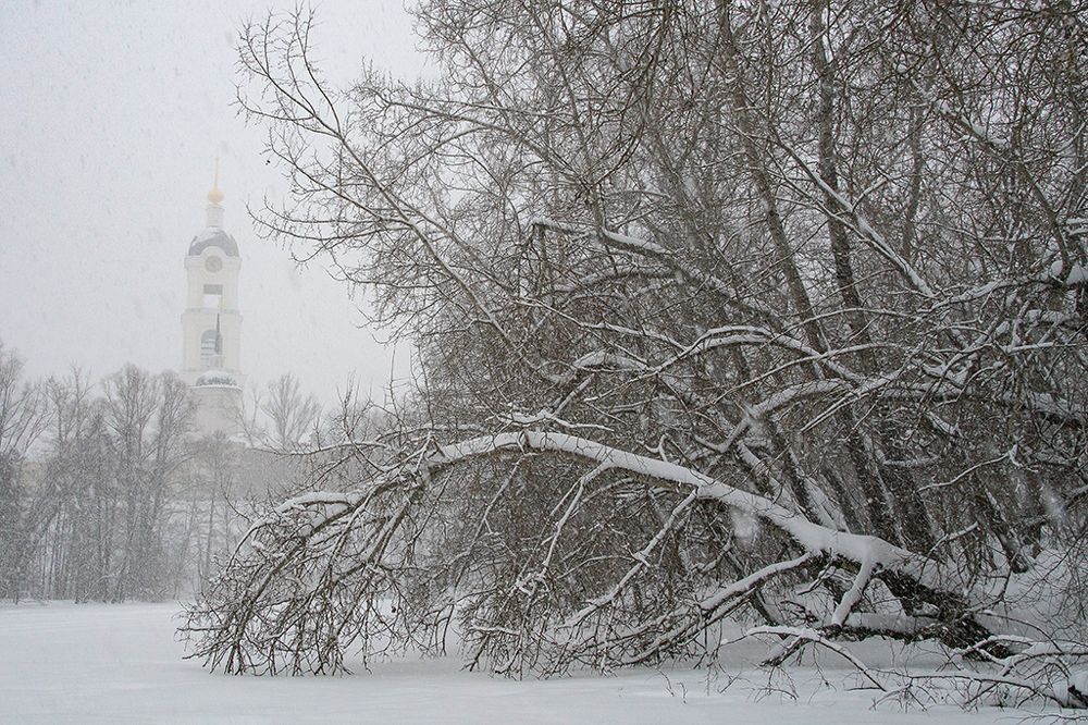 Колокольня, снег и речка