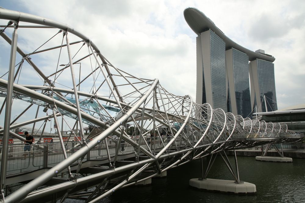 Гостиница Марина Бэй Сандс и мост ДНК. Сингапур.