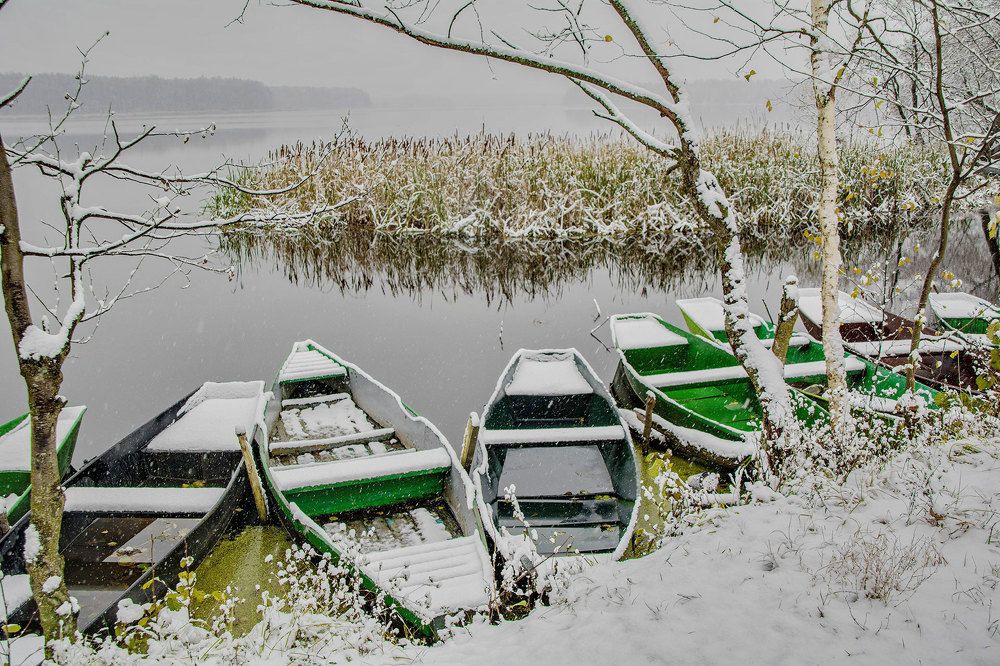 Первый снег.Лодки.( из серии )
