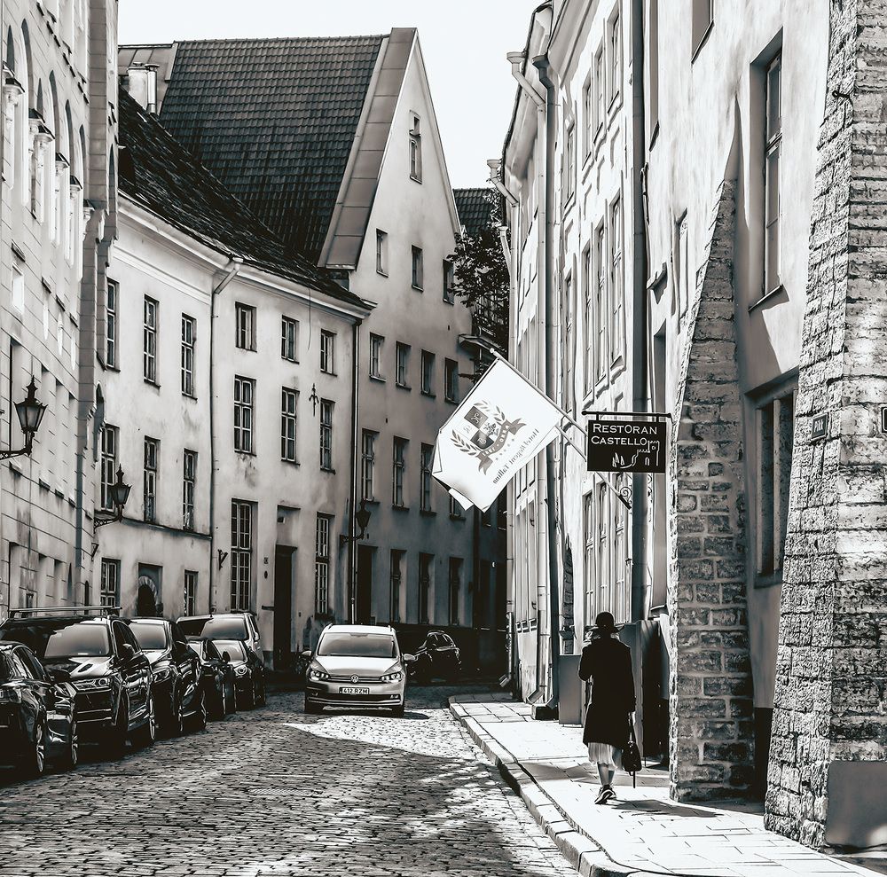 Одинокая прохожая.