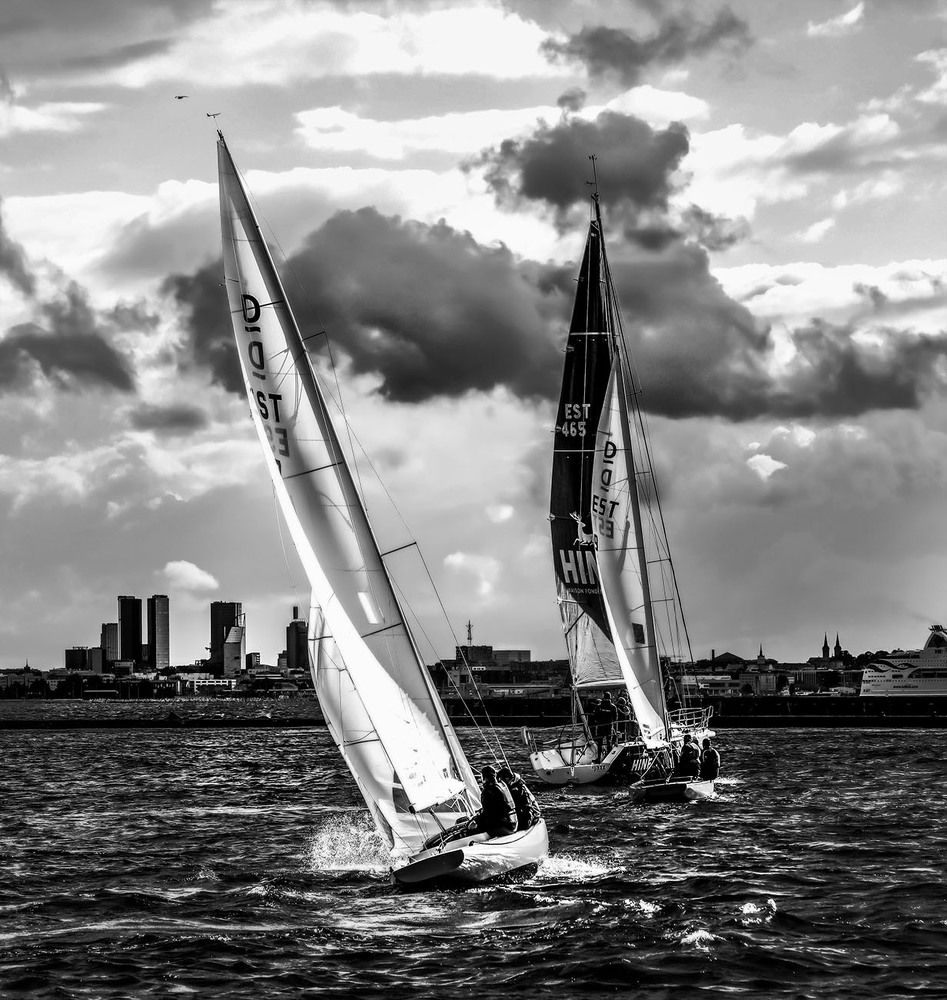 Под парусами.