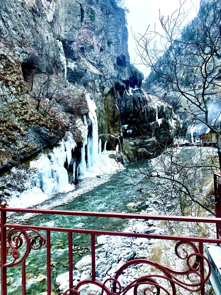 Пейзаж с водопадом