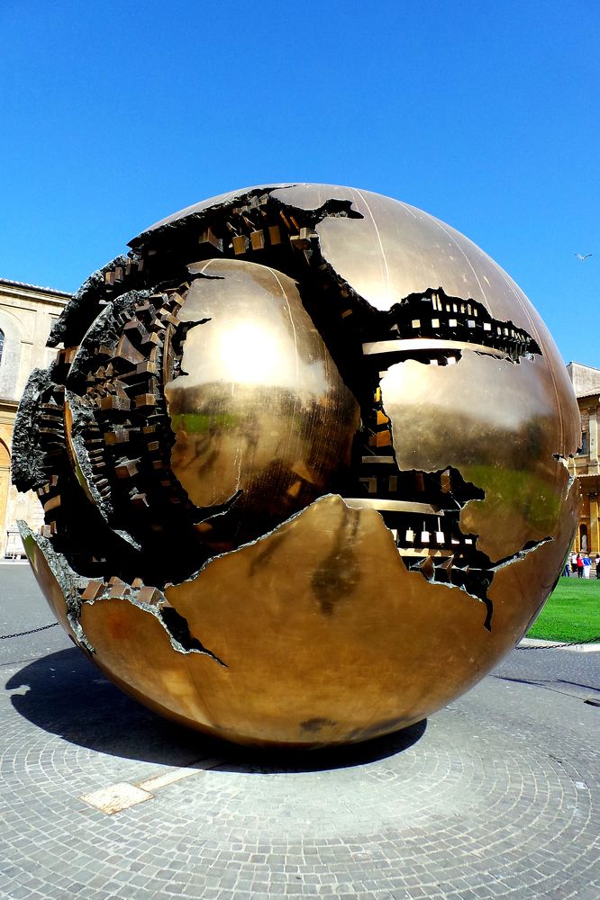 Скульптура Золотой шар, Ватикан