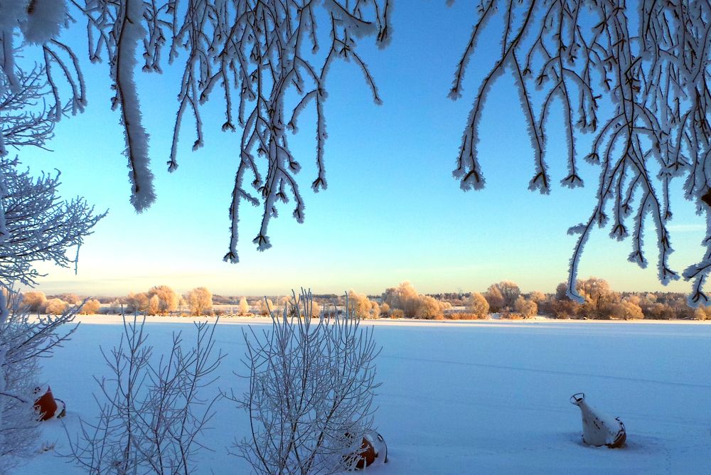 Речка встала подо льдом