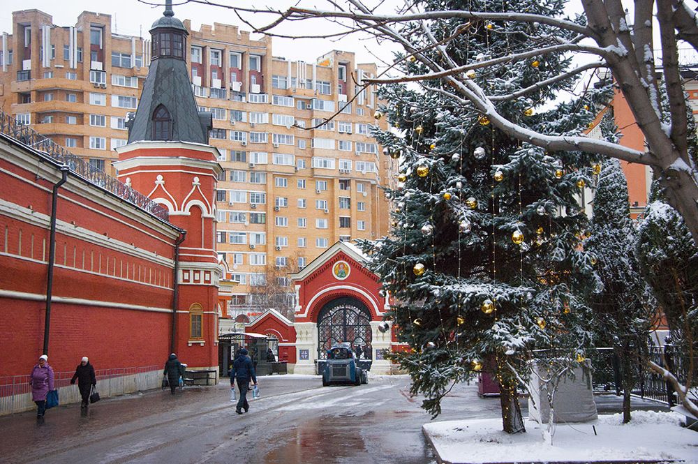 Башня красная, шары новогодние.