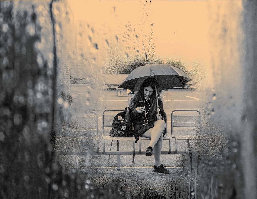 Только музыка и дождь.