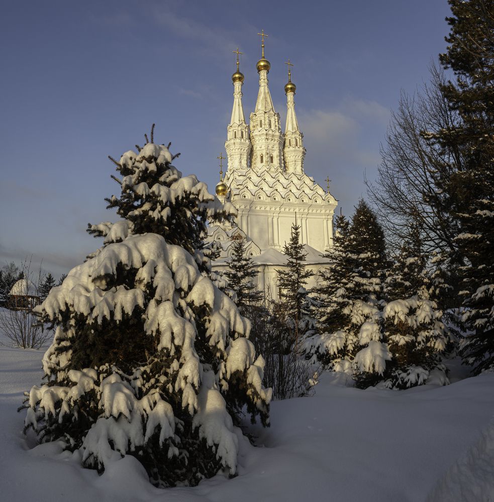Одигидриевская шатровая церковь зимой.