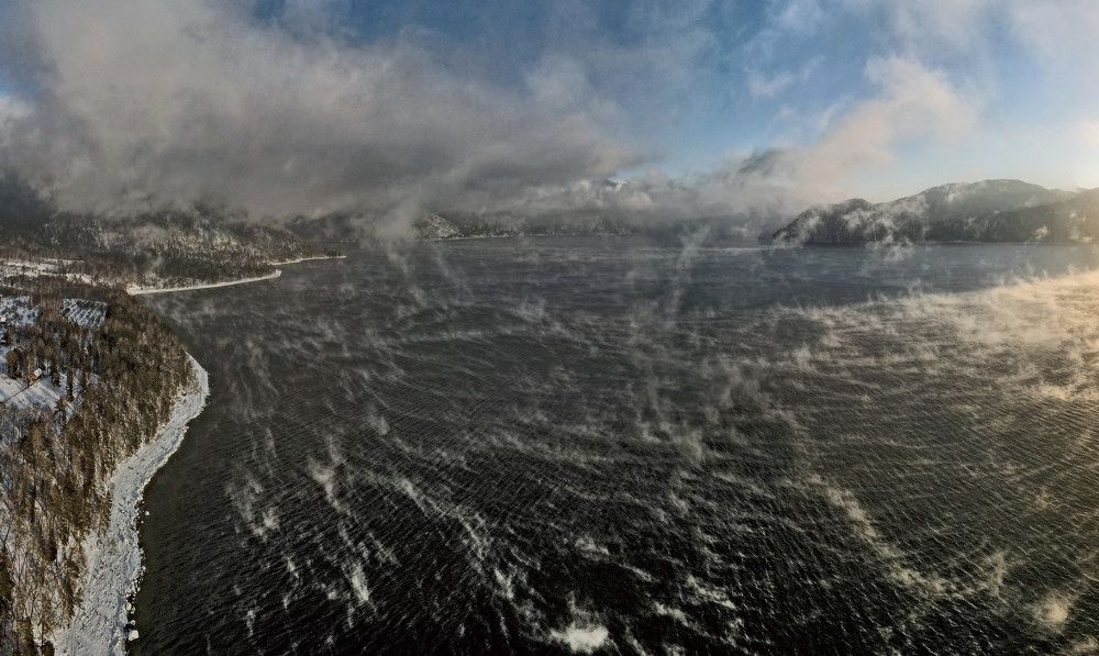 Телецкое озеро в дымке и облаках.