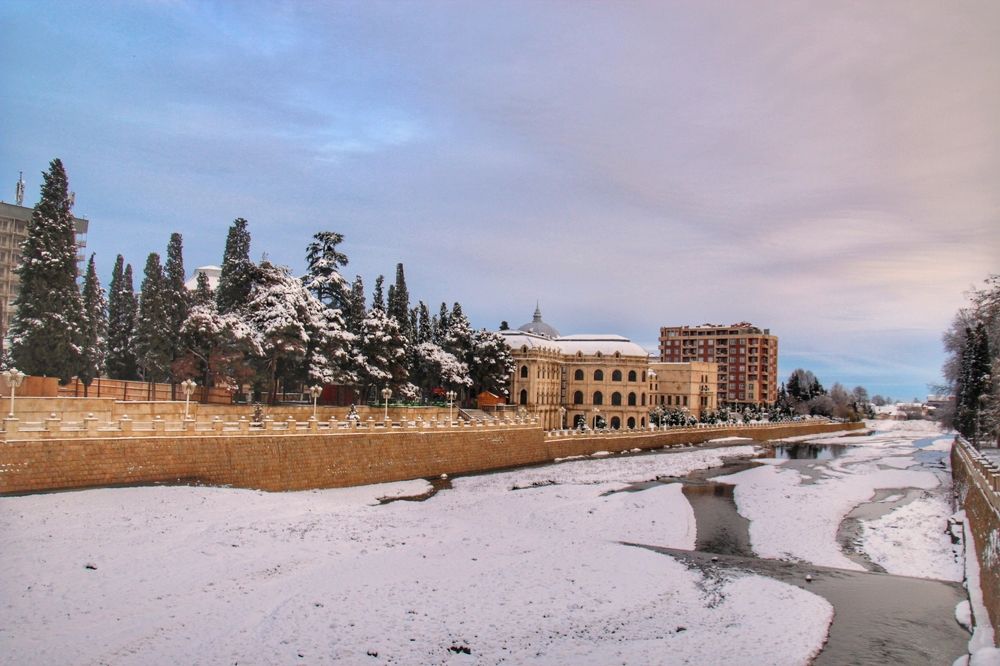 Редкий снежный день в Гяндже...