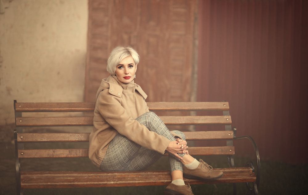 ДЕВУШКА НА ЛАВОЧКЕ