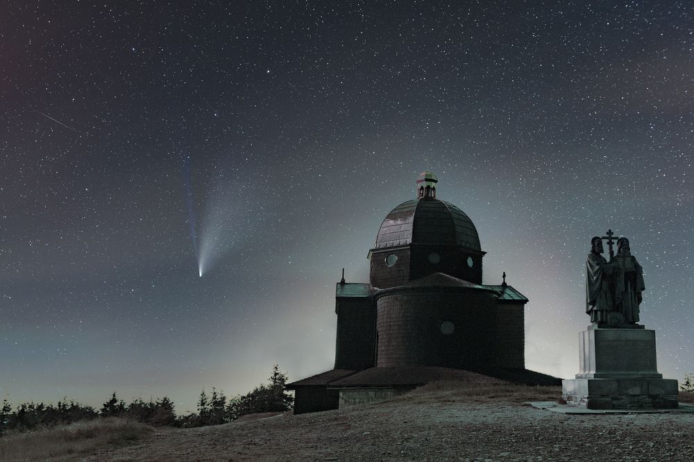 Heralds with a Comet