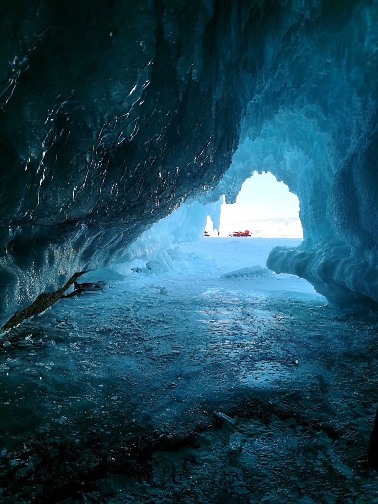 Ледяной грот на Байкале (Ice grotto on Lake Baikal)