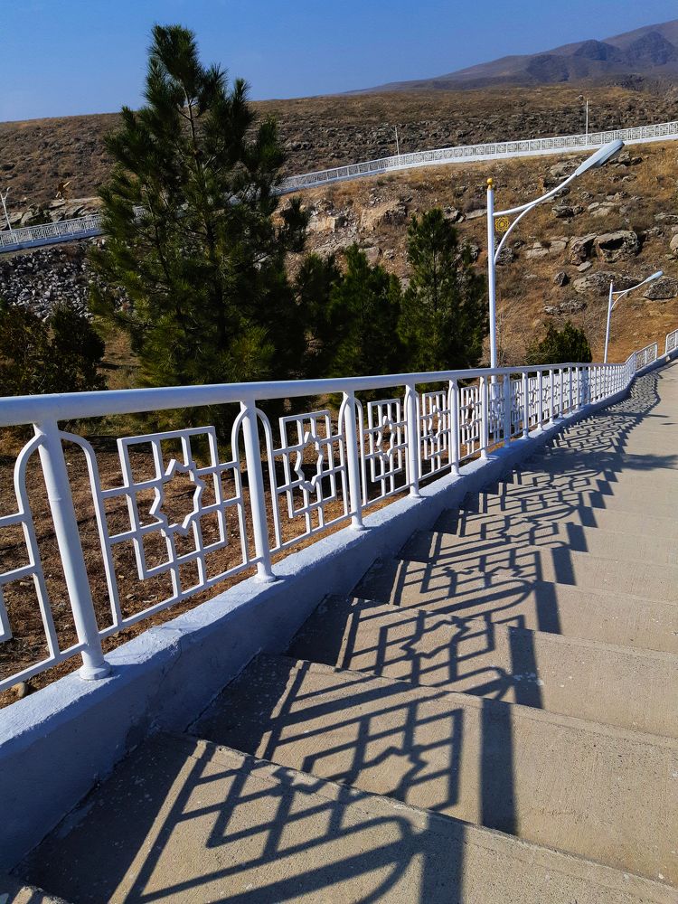 Преломление теней на ступеньках.