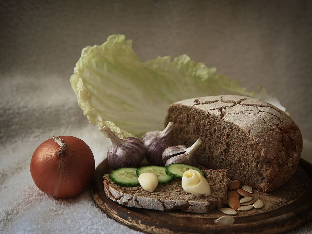 Натюрморт с луковицей и чесноком