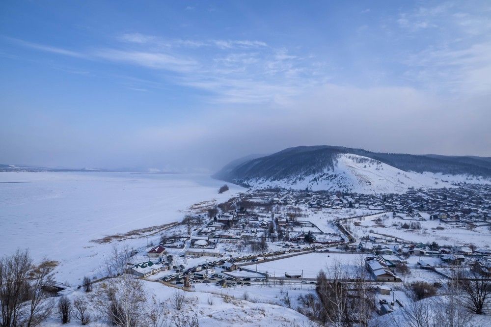 Вид с Поповой горы гряды Жигулевских гор на Волгу, гору Монастырскую и село Ширяево.... РФ, Самарская область...