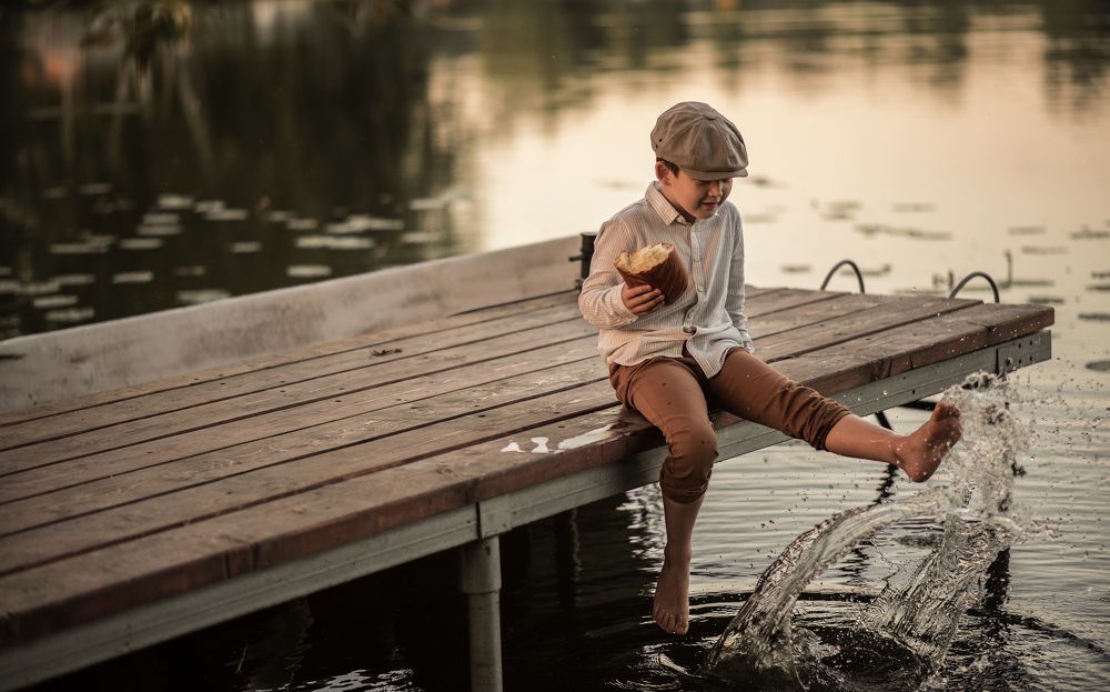 Мальчик у воды.