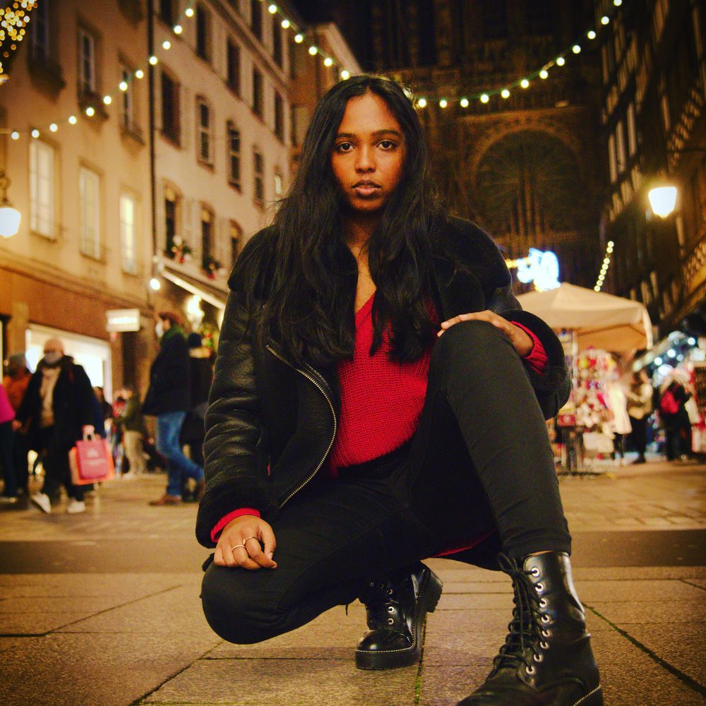 Enfant devant une cathédrale