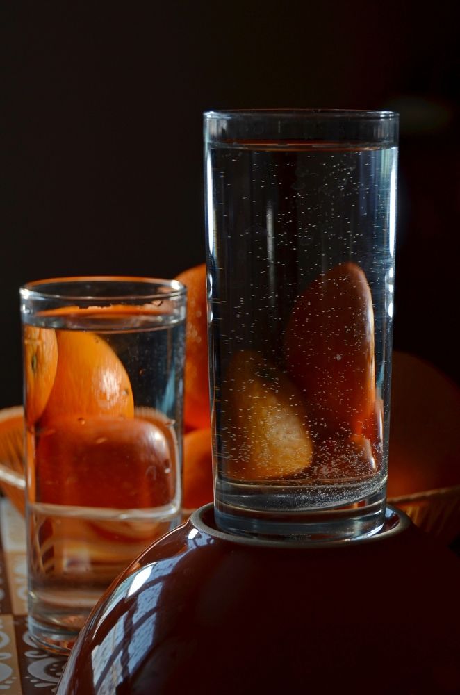 Апельсины в стакане.